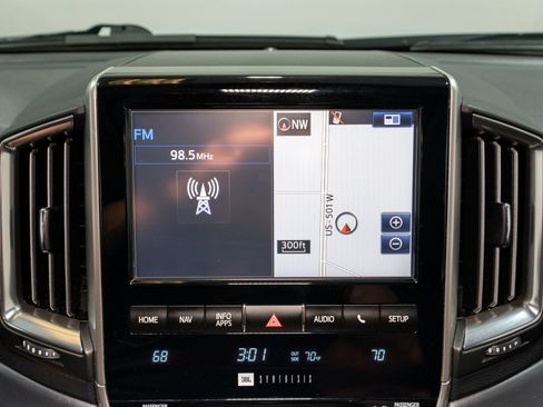 Used 2016 Toyota Land Cruiser image 18