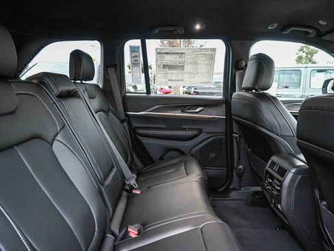 New 2025 Jeep Grand Cherokee Limited image 29