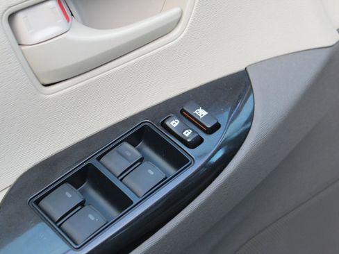 Used 2011 Toyota Sienna LE image 21