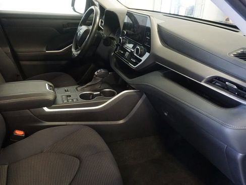 Used 2024 Toyota Highlander LE FWD image 21