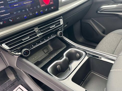 Used 2025 Chevrolet Traverse LT w/ Sun and Wheel Package image 15