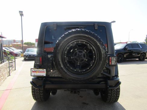 Used 2017 Jeep Wrangler Unlimited Sahara w/ Max Tow Package AWD/4WD image 7