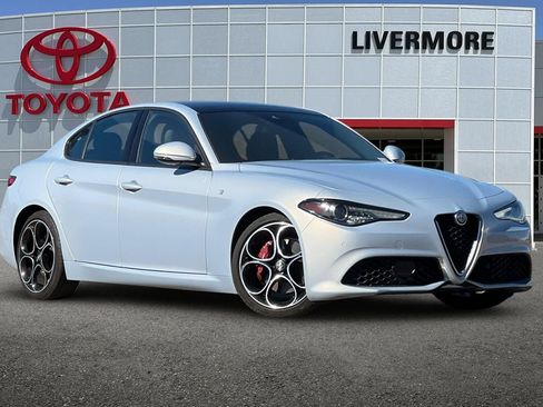 Used 2022 Alfa Romeo Giulia Ti RWD image 2