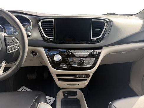 Used 2024 Chrysler Pacifica Touring-L FWD image 11