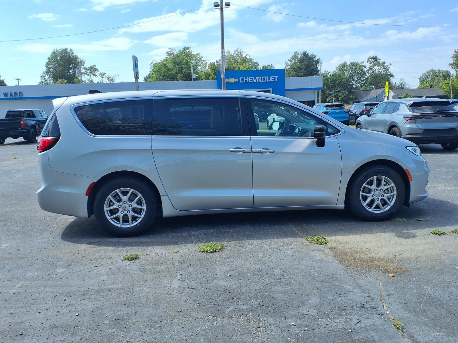 Used 2024 Chrysler Pacifica Touring-L FWD image 14