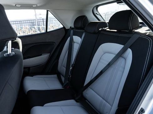 Used 2023 Hyundai Venue SEL image 15