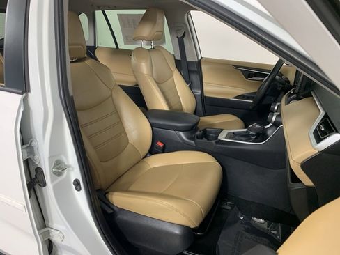 Used 2020 Toyota RAV4 XLE Premium FWD image 37