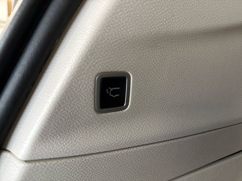 Used 2018 Chrysler Pacifica Limited image 48