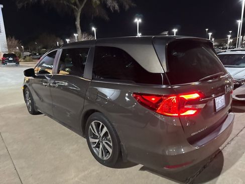 Used 2023 Honda Odyssey Touring image 3