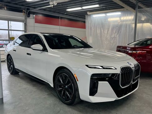 Used 2024 BMW 740i image 7