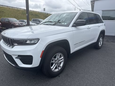 Used 2023 Jeep Grand Cherokee Laredo w/ Luxury Tech Group I AWD/4WD image 6