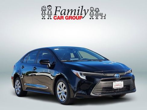 Used 2024 Toyota Corolla LE image 2
