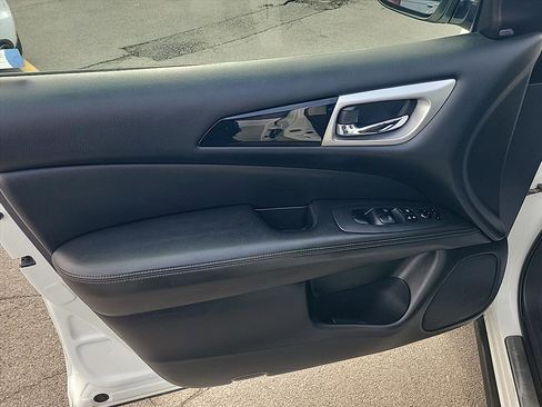 Used 2019 Nissan Pathfinder SV w/ SV Tech Package image 14