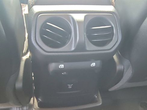 Used 2025 Jeep Wrangler Unlimited Rubicon AWD/4WD image 22