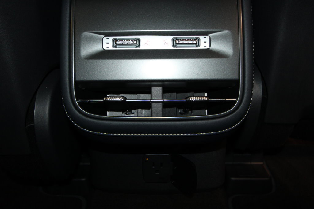 Used 2025 Lincoln Nautilus Reserve AWD/4WD image 34