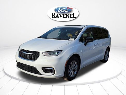 Used 2026 Chrysler Pacifica Limited FWD image 8