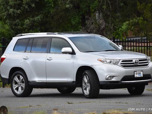 Used 2012 Toyota Highlander Limited w/ Tow Pkg AWD/4WD image 4