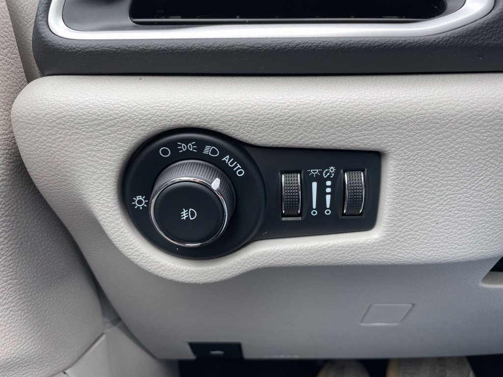 Used 2022 Chrysler Pacifica Touring-L FWD image 38