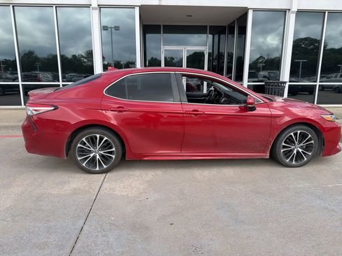Used 2019 Toyota Camry SE w/ Convenience Package FWD image 5