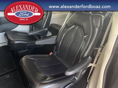 Used 2023 Chrysler Pacifica Touring-L image 12