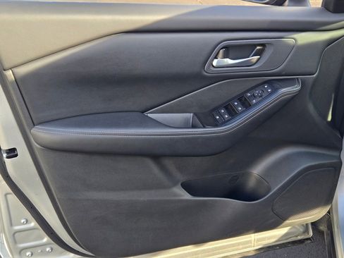 Used 2025 Nissan Rogue SV FWD image 19
