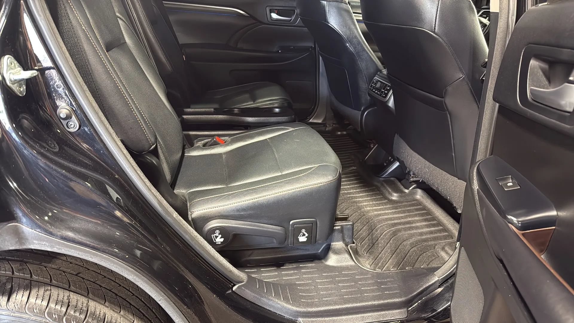 Used 2018 Toyota Highlander Limited Platinum AWD/4WD image 13