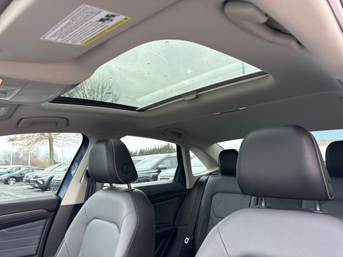 Certified 2025 Volkswagen Jetta SEL image 37