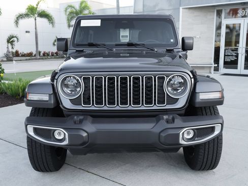 Used 2025 Jeep Wrangler Unlimited Sahara AWD/4WD image 5