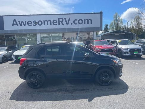 Used 2022 Chevrolet Trax LT w/ Premium Seat Package AWD/4WD image 2