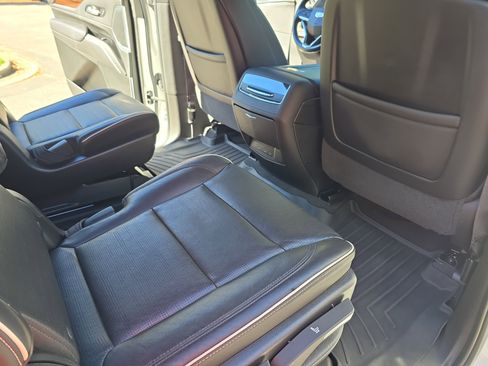 Used 2021 Cadillac Escalade ESV Premium Luxury image 11