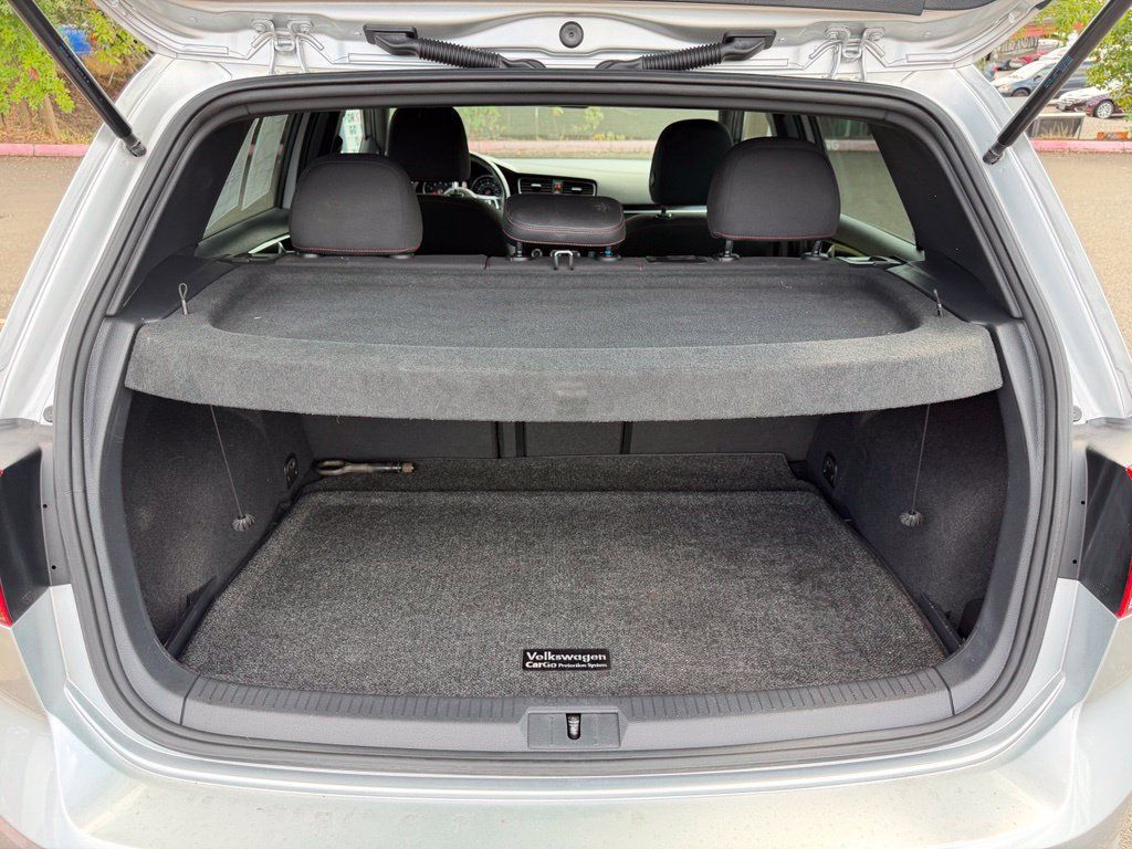 Used 2015 Volkswagen Golf 4-Door FWD image 10