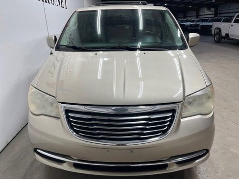 Used 2014 Chrysler Town & Country Touring image 14
