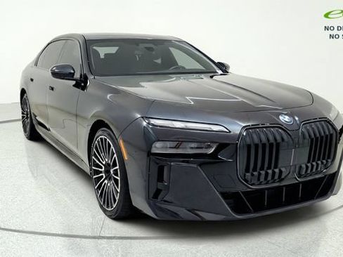 Used 2025 BMW i7 xDrive60 w/ Executive Package RWD image 2