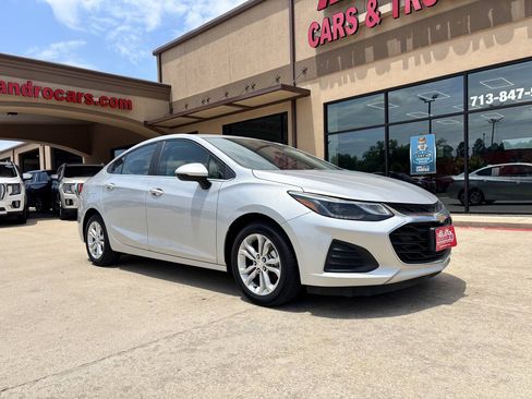 Used 2019 Chevrolet Cruze LT w/ Convenience Package FWD image 1