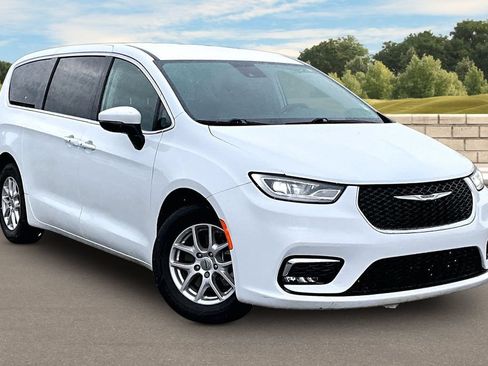 Used 2023 Chrysler Pacifica Touring-L FWD image 2