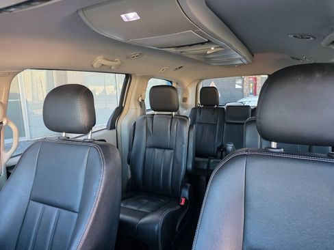 Used 2016 Chrysler Town & Country Touring FWD image 20