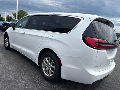 Used 2024 Chrysler Pacifica Touring-L FWD image 8