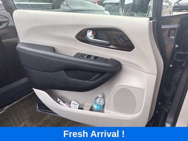 Used 2023 Chrysler Pacifica Limited FWD image 13