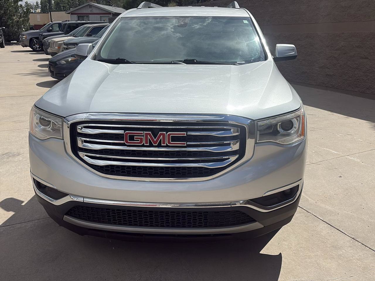 Used 2017 GMC Acadia SLT FWD image 2