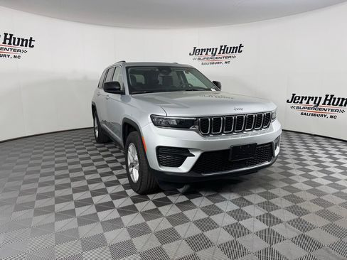 Used 2023 Jeep Grand Cherokee Laredo X image 8