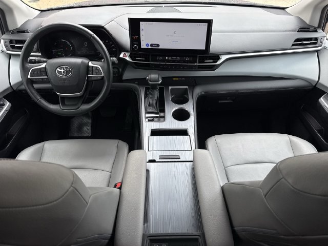 Used 2025 Toyota Sienna XLE FWD image 11