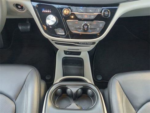 Certified 2024 Chrysler Pacifica Touring-L image 23