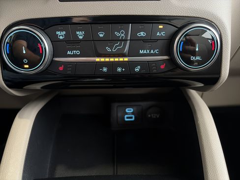 Used 2022 Ford Escape SE w/ SE Sport Appearance Package FWD image 23
