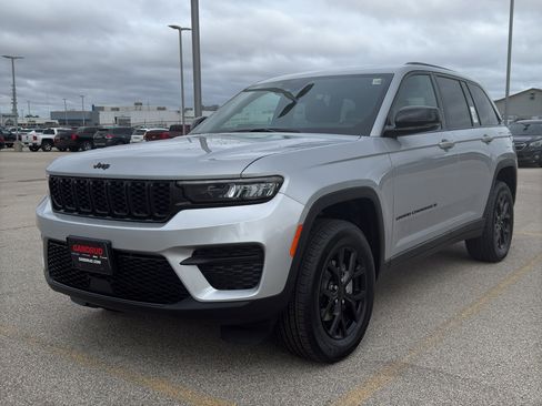 New 2025 Jeep Grand Cherokee Altitude w/ Trailer Tow Package AWD/4WD image 2