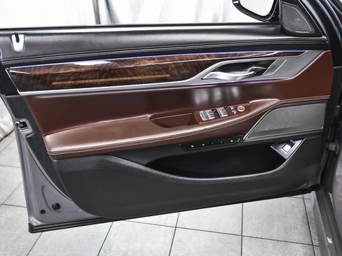 Used 2022 BMW 750i xDrive w/ Executive Package image 10