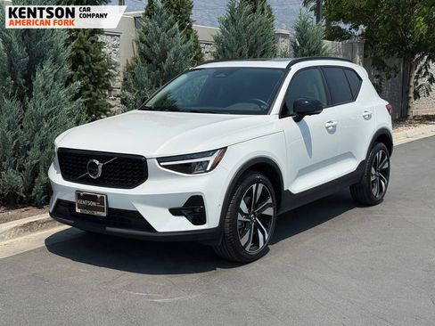 Used 2025 Volvo XC40 B5 Plus AWD/4WD image 3