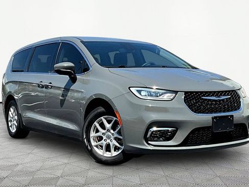 Used 2023 Chrysler Pacifica Touring-L FWD image 3