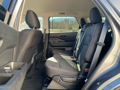 Used 2025 Nissan Pathfinder S image 17