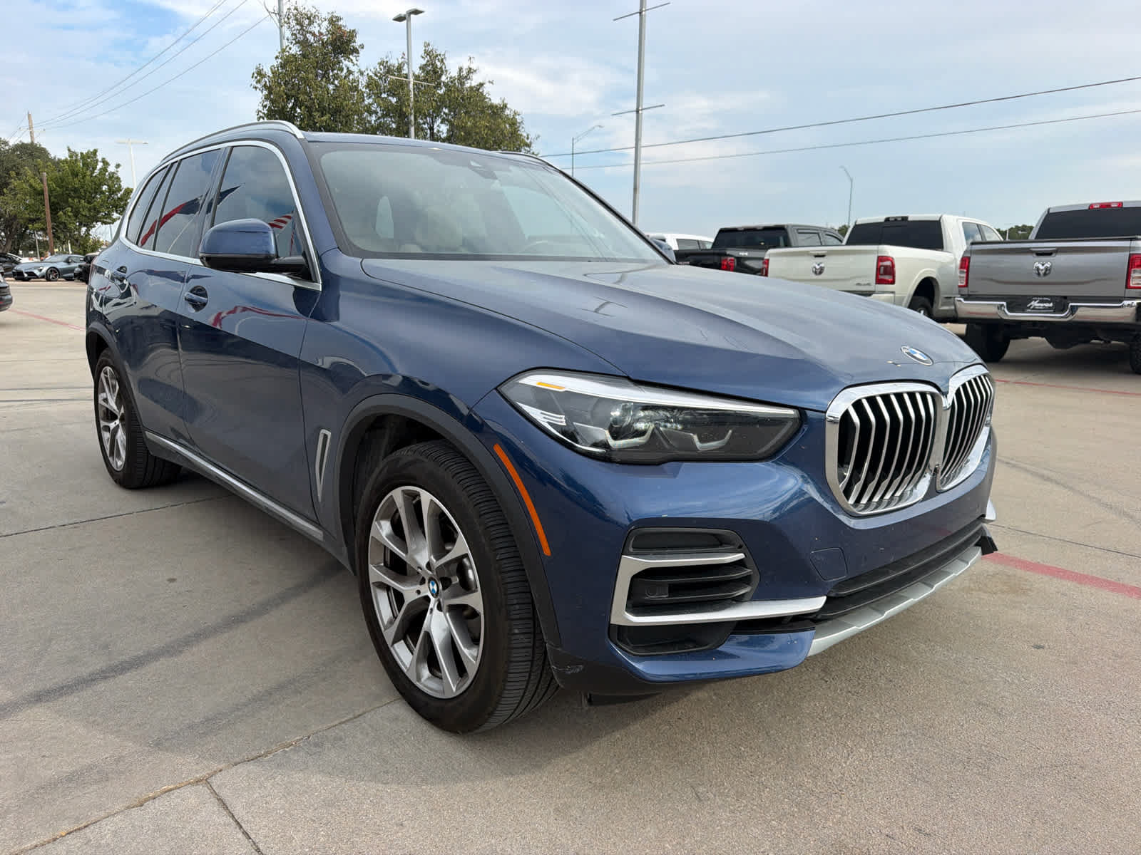 Used 2022 BMW X5 xDrive40i w/ Premium Package AWD/4WD image 3