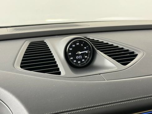 Certified 2025 Porsche Macan 4S Electric AWD/4WD image 28